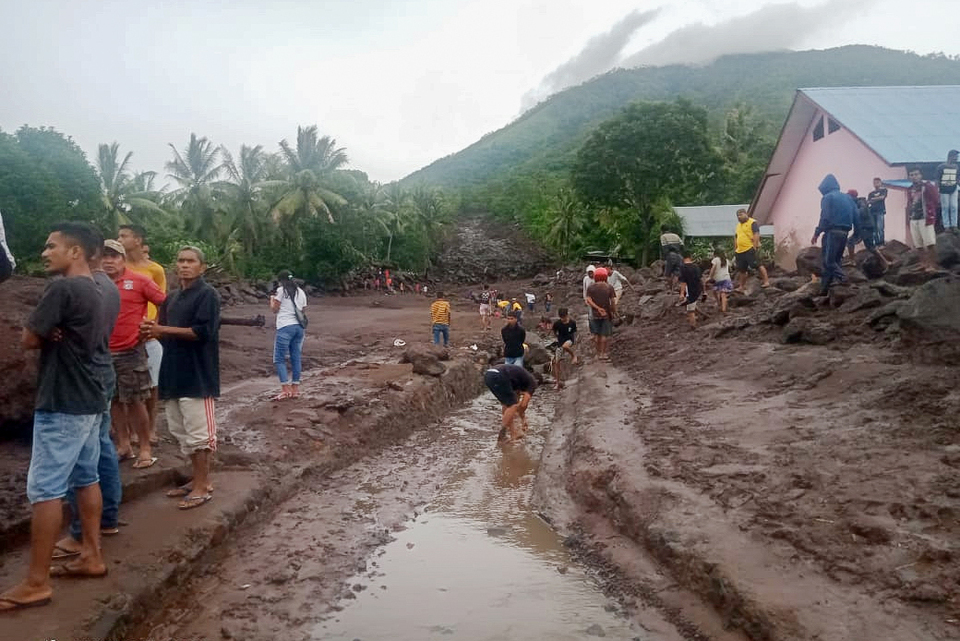Locals are digging water conduit following flashfloods that damages several homes at Lamanele village in East Flores, East Nusa Tenggara, on Tuesday. (Antara Photo/Robert Ola Bebe)