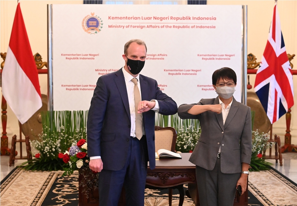 UK Foreign Secretary Dominic Raab is received by Indonesian Foreign Minister Retno Marsudi at the latter's office in Central Jakarta on April 7, 2021. (Photo Courtesy of the Foreign Affairs Ministry)