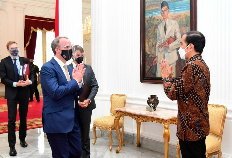 UK Foreign Secretary Dominic Raab and President Joko Widodo at a bilateral meeting in Jakarta on April 7, 2021. (Photo Courtesy of the UK Embassy)