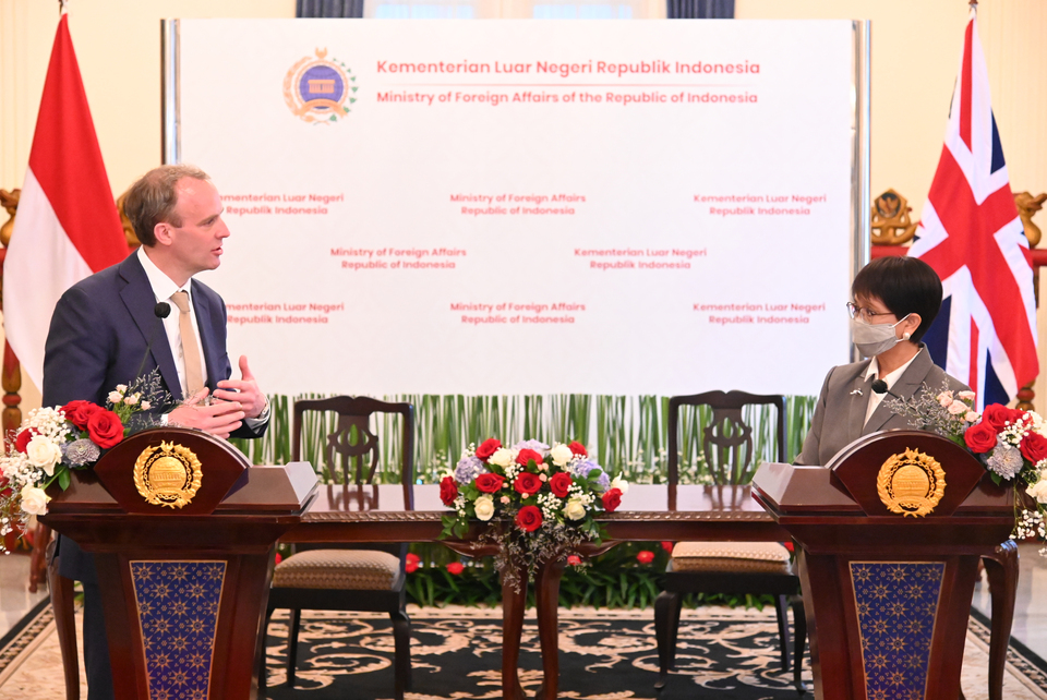 British Foreign Secretary Dominic Raab, left, talks with Indonesian Foreign Affairs Minister Retno Marsudi during a joint press conference in Jakarta on Wednesday. (Photo courtesy of Foreign Affairs Ministry)