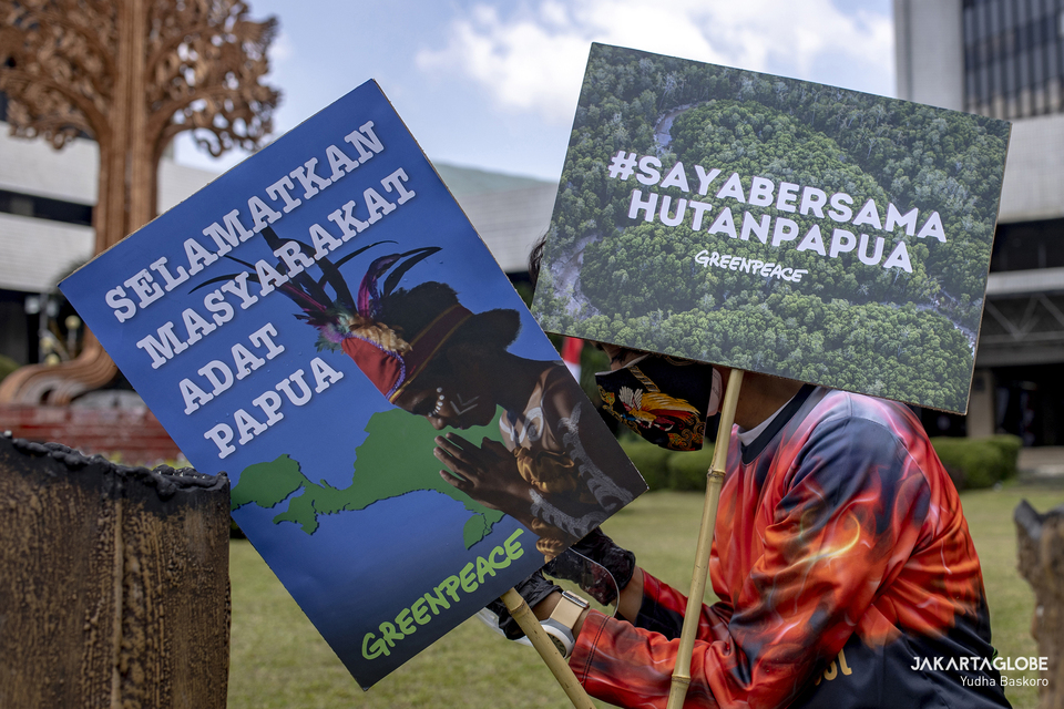 Protesters perform theatrical action during protest in front of the Environment and Forestry Ministry building in Central Jakarta on April 8, 2021. (JG Photo/Yudha Baskoro)