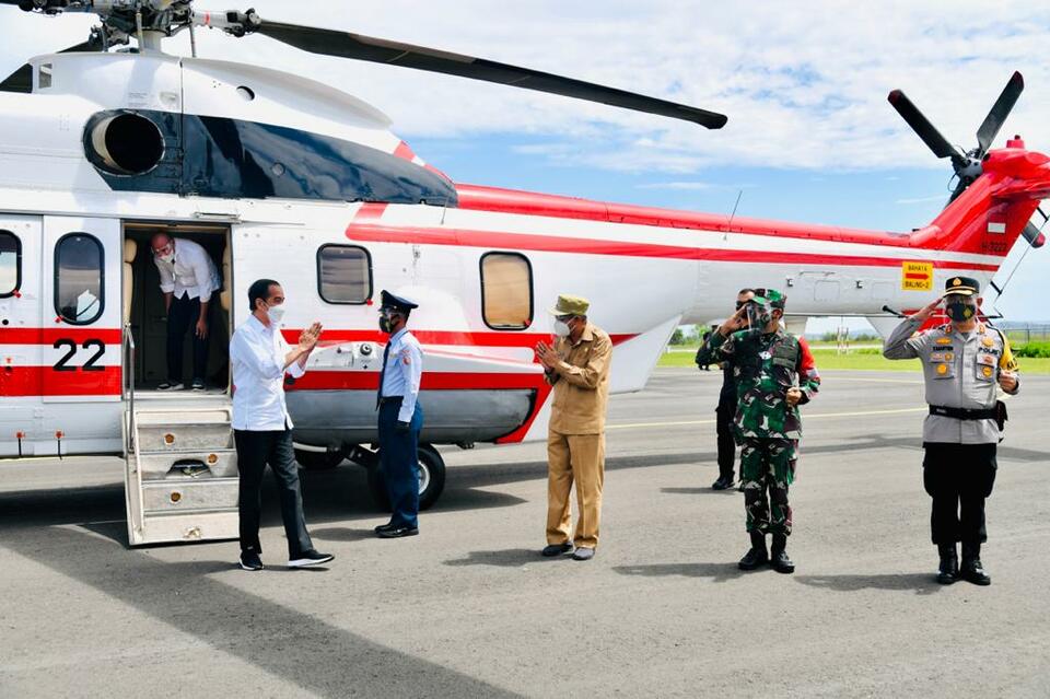 President Joko "Jokowi" Widodo, left,  has arrived at Lembata on Friday. (Photo courtesy of Cabinet Secretariat)