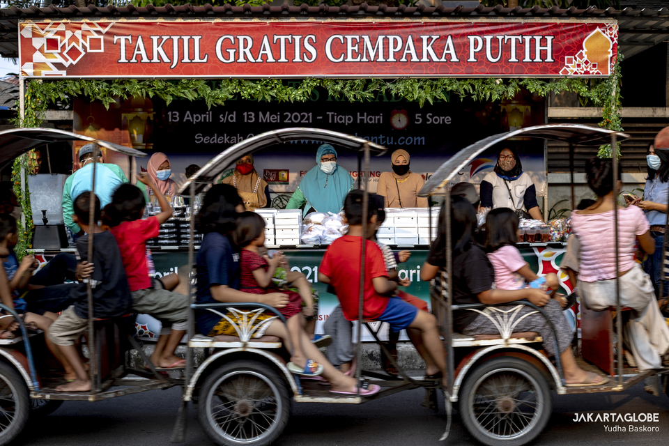 Residents in Cempaka Putih Tengah, Central Jakarta, opened up a sidewalk stall to offer free iftar meals and snacks on April 19, 2021. (JG Photo/Yudha Baskoro)