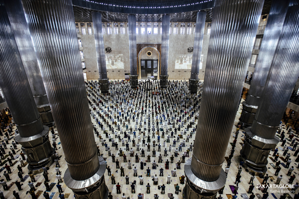 Peoples perform Friday prayer at Istiqlal Mosque in Central Jakarta on April 23, 2021. (JG Photo/Yudha Baskoro)
