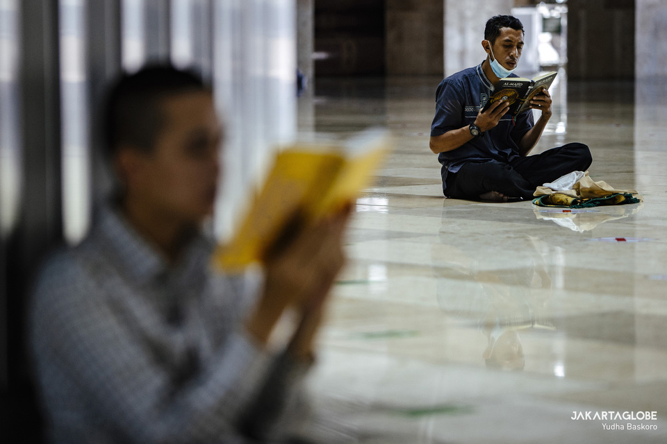 People read religious books after the Friday congregation at Istiqlal Mosque in Central Jakarta on April 23, 2021. (JG Photo/Yudha Baskoro)