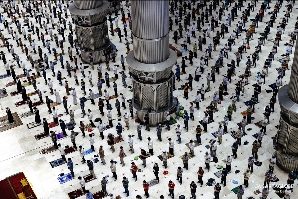 FILE - Muslims perform the Friday prayer at Istiqlal Mosque in Central Jakarta on April 23, 2021. (JG Photo)