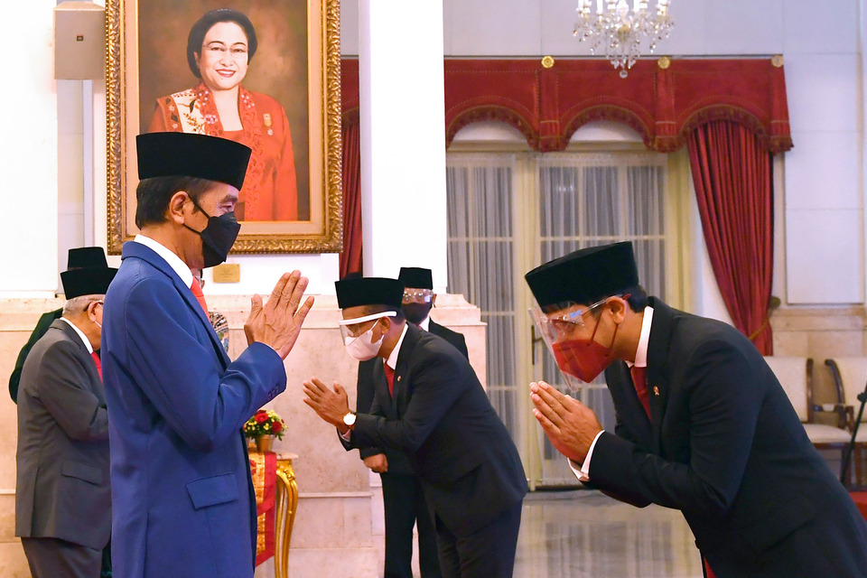 President Joko "Jokowi" Widodo, left, congratulates Minister of Education, Culture, Research, and Technology Nadiem Makarim, right, and Minister of Investment/ Head of BKPM Bahlil Lahadalia, center, during the ministers