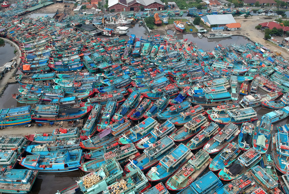 Dozens of fishing boats dock at a port in Tegal, Central Java on May 8, 2021. (Antara Photo/Oky Lukmansyah)