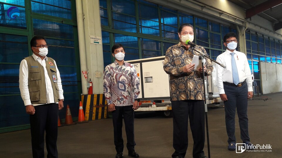 Coordinating Minister for Economic Affairs Airlangga Hartarto gives his press statement during the arrival of 8 million Sinovac vaccine bulk at Soekarno-Hatta International Airport in Tangerang on May 25, 2021. (Photo Courtesy of Communication and Information Technology Ministry)