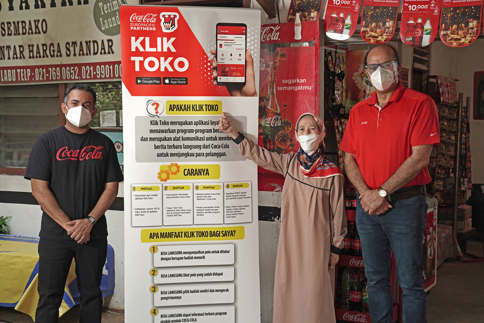 A Coca-Cola retailer with CCEP Indonesia & PNG president director Kadir Gunduz and CCEP Indonesia marketing director Lakshman Peiris. (Photo Courtesy of CCEP Indonesia)