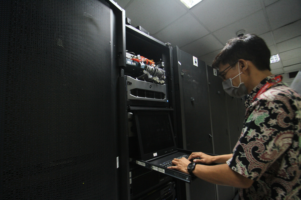 A technician working for Indonesian mobile operator Smartfren is seen working on a server station at the company's office in Tangerang, Banten, on Nov 4, 2020. (B1 Photo/Arief Hidayat)
