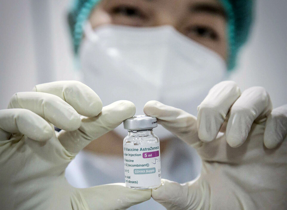 A medical worker holds a bottle of AstraZeneca's Covid-19 vaccine during a vaccination event in Jakarta on May 24, 2021. (B1 Photo/Joanito de Saojoao)
