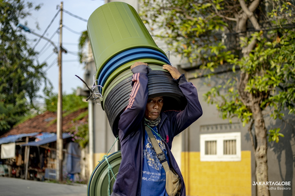 A bucket trader walks in Tambora area in West Jakarta on June 3, 2021. (JG Photo/Yudha Baskoro)