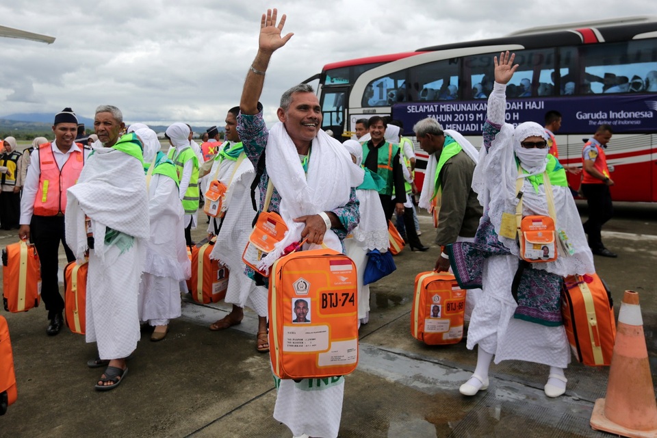 Haj pilgrims in Aceh wave hands before embarking the plane for Saudi Arabia on July 20, 2019. (Antara Photo/Irwansyah Putra)