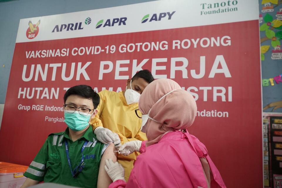 APRIL Group holds gotong royong vaccination campaign for its employees at Mutia Harapan School at RAPP's complex area  in Pangkalan Kerinci on June 3, 2021. (Photo Courtesy of APRIL Group)