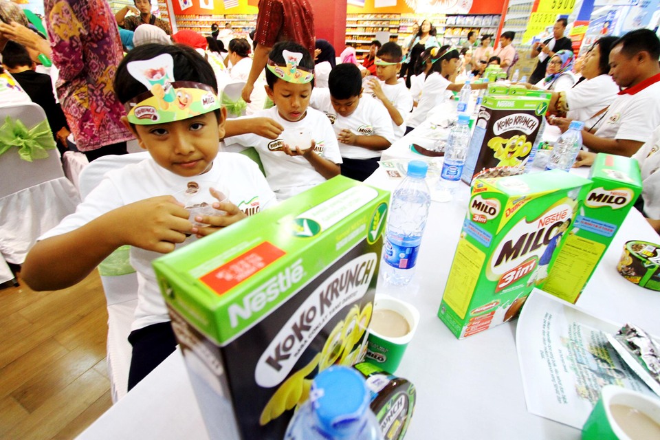 Children enjoy a bowl of Nestle's Koko Krunch cereal and Milo drinks at a national breakfast week event in Jakarta on Feb. 14, 2014. (SP Photo/Ruht Semiono)