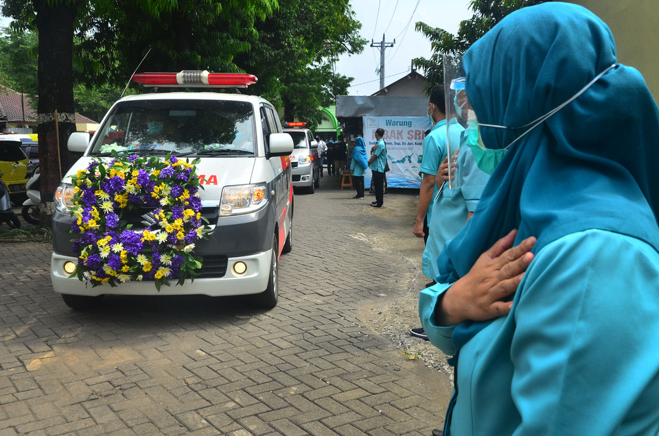 Several health workers at Dr. Loekmono Hadi Hospital pay the last respect to their colleague, Wulan Ningrum, who died from Covid-19 on June 2, in Kudus, Central Java. (Antara Photo/Yusuf Nugroho)
