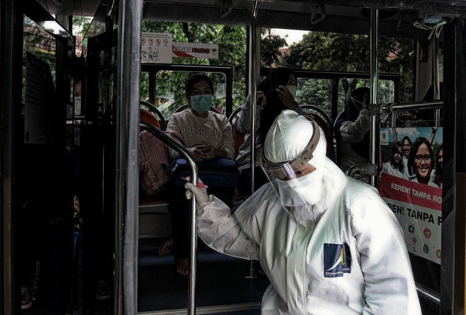 Several Covid-19 patients are taken from Ciracas public health center in East Jakarta to Wisma Atlet for self-isolation on June 10, 2021. (Beritasatu Photo/Joanito de Saojao)