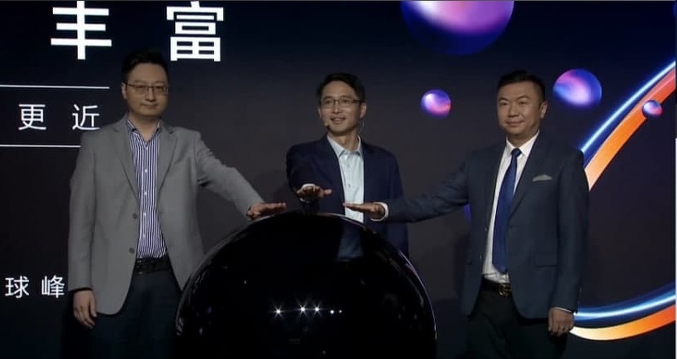 Huawei carrier BG CMO Bob Cai (middle) launches the Huawei white paper on AR insights and application practices at the virtual conference on June 17, 2021. (JG Screenshot/Jayanty Nada Shofa)