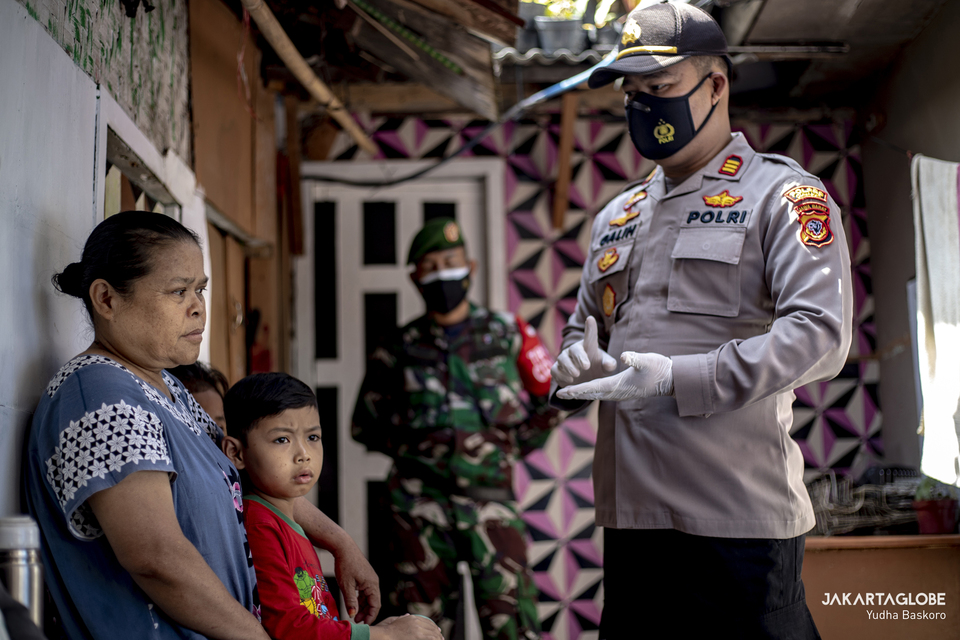 Pacet Police Chief, AKP Galih Apria gives a brief information about COVID-19 vaccination programs to elder people in Cianjur regency, West Java on June 22, 2021. (JG Photo/Yudha Baskoro)