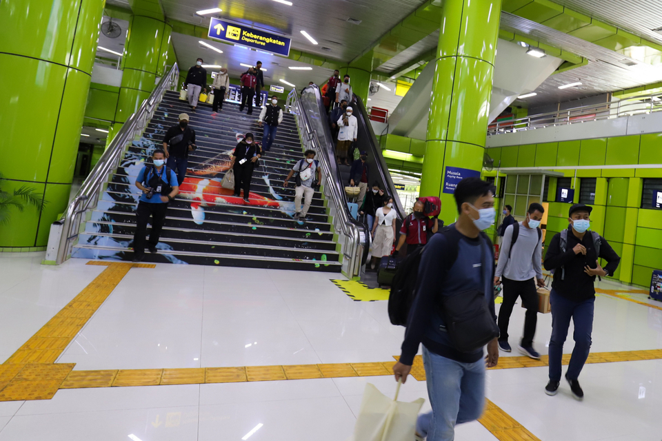 Passengers arriving at Gambir Station, Jakarta, on Thursday, May 20, 2021. Traditionally, during Eid, Indonesians embark on journeys back to their hometowns to reunite with family and loved ones. BeritaSatu Photo/Ruht Semiono