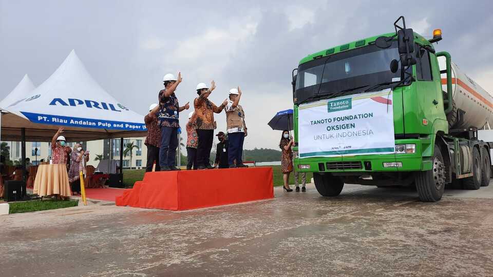 Tanoto Foundation and RAPP dispatch the medical oxygen assistance from Pangkalan Kerinci, Riau, on July 9, 2021. (Photo Courtesy of RAPP)