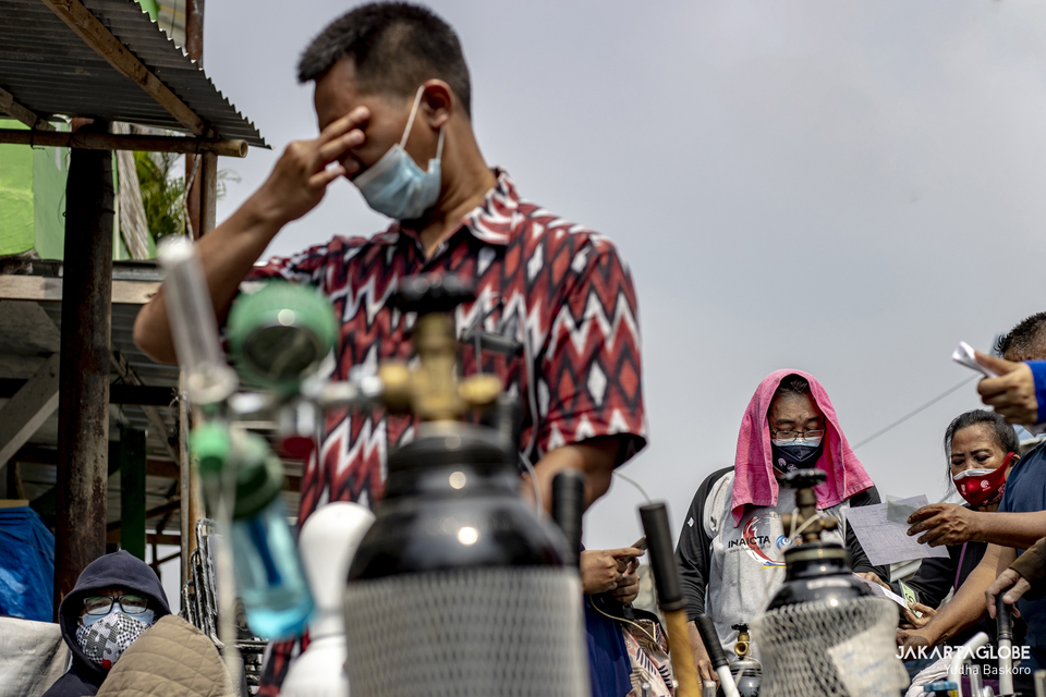 A man waits in lines for free oxygen refill at Jalan Minangkabau in South Jakarta on July 15, 2021. (JG Photo/Yudha Baskoro)