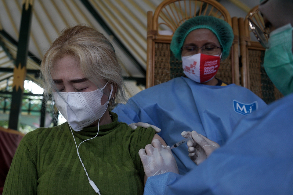A woman receives her first Az=straZeneca vaccine shot in BAntul, Yogyakarta, on June 30, 2021. (Antara Photo/Andreas Fitri Atmoko)