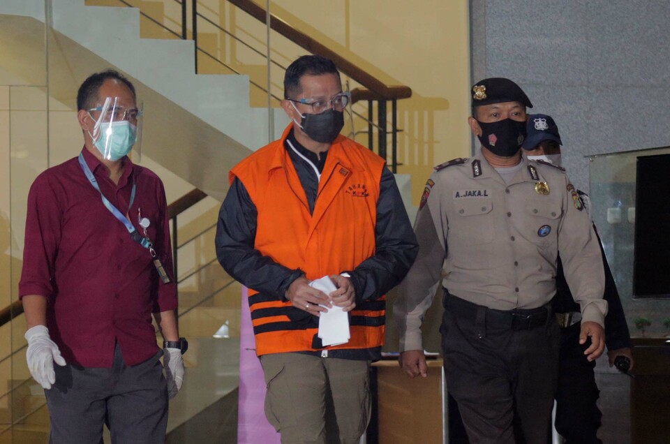 Social Affairs MInister Juliari Peter Batubara, center, is escorted inside the Corruption Eradication Commission (KPK) building in South Jakarta for interrogation on December 6, 2020. (Joanito De Saojoao)