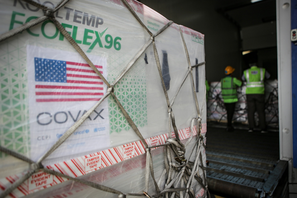 Workers unload boxes containing Moderna vaccine donated by the US government at Soekarno Hatta Airport in Tangerang, Banten, on July 11, 2021. (Antara Photo)