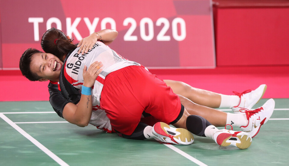 Greysia Polii, right, hugs her partner Apriyani Rahayu after they win badminton womens doubles final at the Tokyo Olympics on August 2, 2021. (Photo Courtesy of Badminton World Federation)