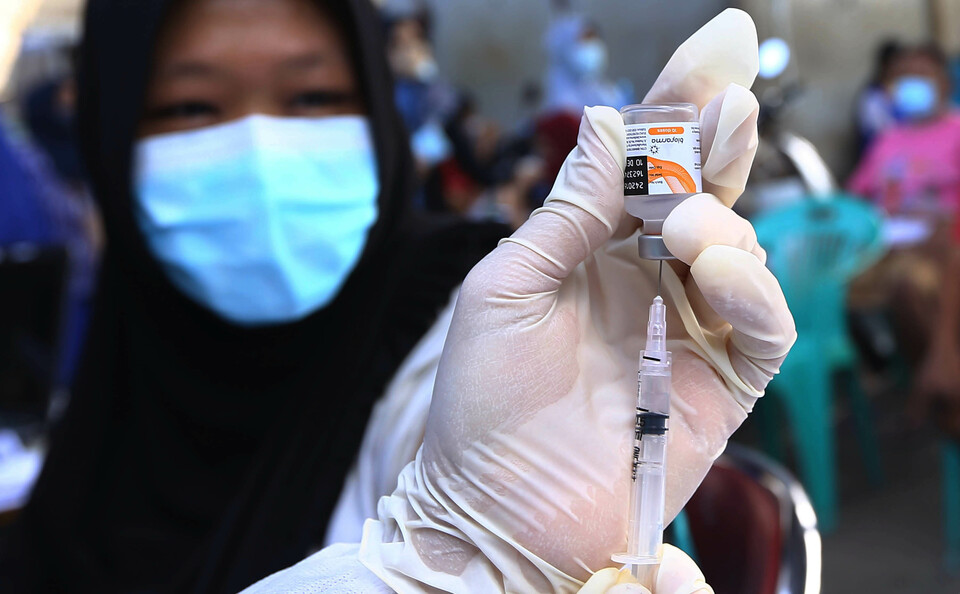 A health worker prepares to administer a dose of Covid-19 vaccine in Kebayoran Lama, South Jakarta, on August 2, 2021. (Beritasatu Photo/Mohammad Defrizal)