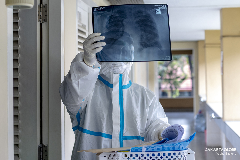 FILE - A doctor examines medical X-ray imaging at a makeshift hospital at the Samadi Pastoral Center in East Jakarta on August 5, 2021. (JG Photo)