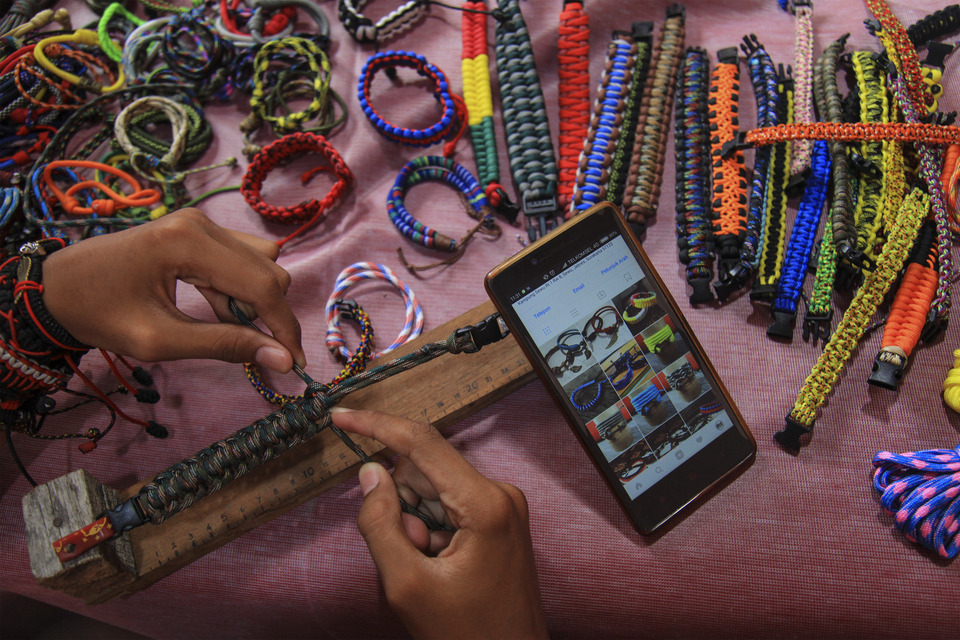 A craftsman in Solo, Central Java, sells accecories made from paracord strings via Instagram on October 4, 2017. (Antara Photo/Maulana Surya)