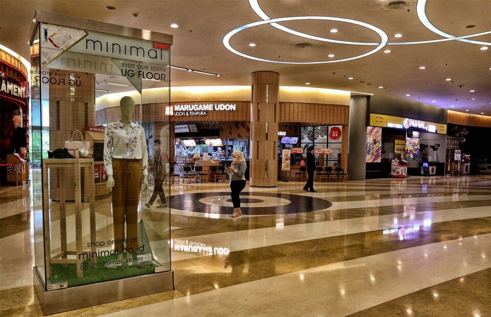 A mall in Casablanca business area, South Jakarta, reopens on August 11, 2021 with a 25 percent capacity limit due to the Covid-19 outbreak. (Beritasatu Photo/Joanito De Saojoao)