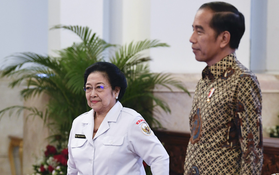 President Joko Widodo, right, receives a visit by PDI-P Chairwoman Megawati Soekarnoputri at the State Palace in Central Jakarta on Dec. 3, 2019. (Antara Photo/Puspa Perwitasari)

