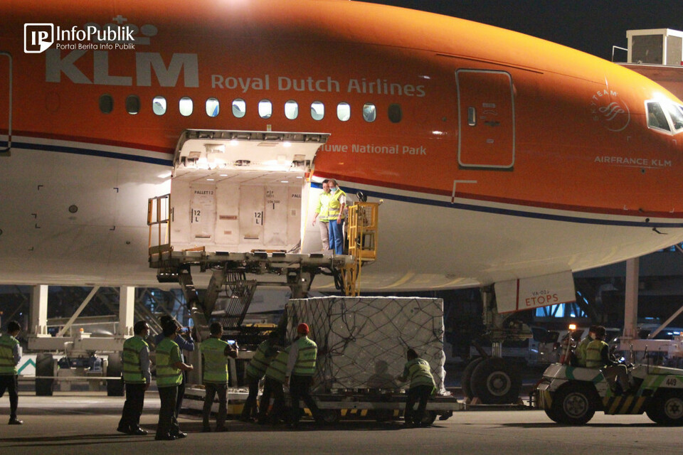 Astrazeneca Covid-19 vaccine doses arrive in Soekarno-Hatta Airport in Tangerang, Banten, on August 19, 2021. (Photo Courtesy of Communications and Informatics Ministry)