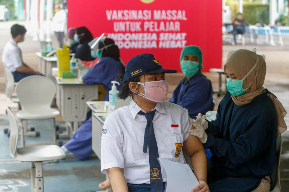 A health worker vaccinates a student at SMPN 11, Serpong, South Tangerang on July 14, 2021. (B1 Photo/Ruht Semiono)