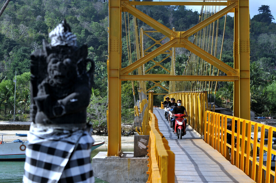 Motorcyclists ride along Yellow Bridge connecting Nusa Lembongan Island and Bali Island on August 29, 2021. (Antara Photo/Fikri Yusuf)