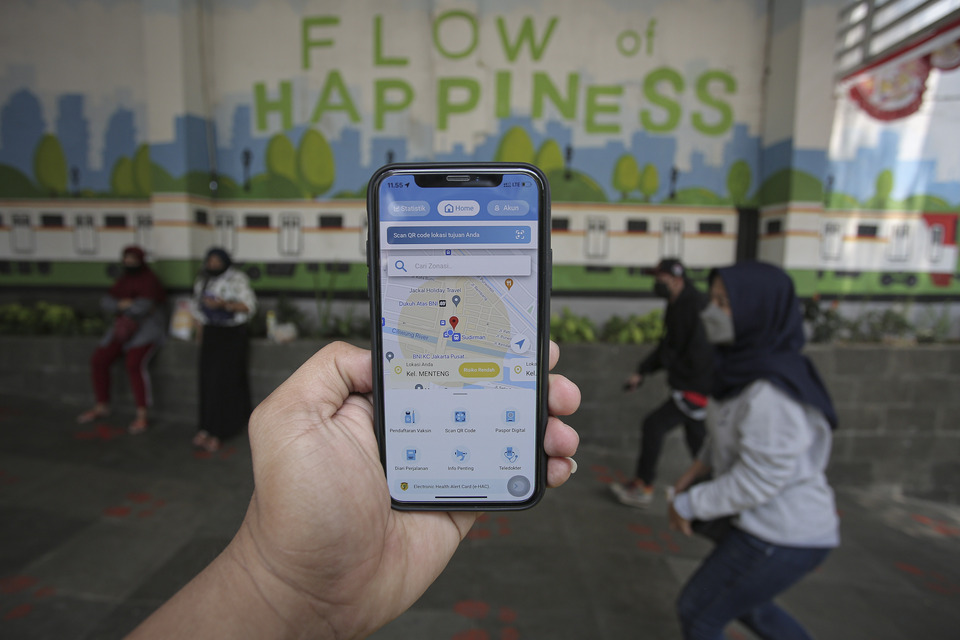 A user shows the government's Covid-19 tracing app, PeduliLindungi, in Jakarta on Saturday, Aug 28, 2021. (Antara Photo/Dhemas Reviyanto)