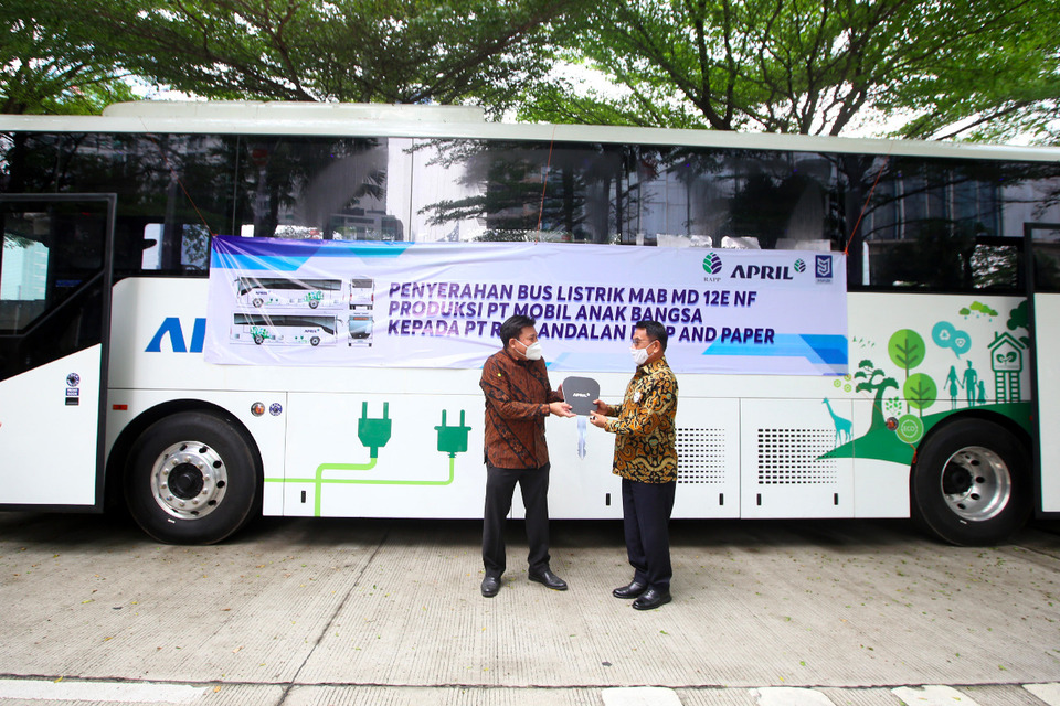 RAPP President Director Sihol Aritonang and MAB founder Moeldoko stand beside the MD 12E NF electric bus at its symbolic handover in Jakarta on August 31, 2021. (Photo Courtesy of APRIL)