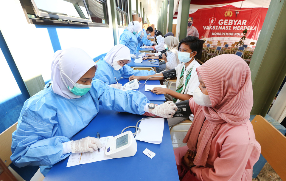 Junior high school students undergo medical checkup before getting Covid-19 vaccine jabs in Depok, West Java, on Sept. 10, 2021. (Uthan A. Rachim)