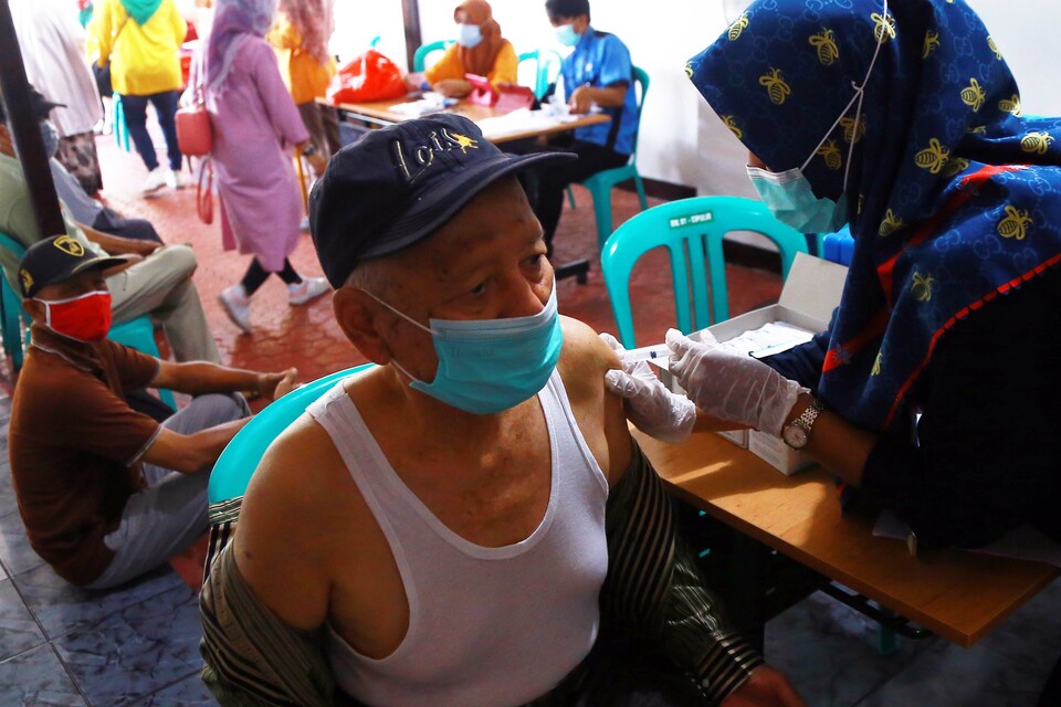 An elder man gets his Covid-19 jab in Cipulir, Kebayoran Lama, South Jakarta on April 27, 2021. (B1 Photo/Mohammad Defrizal)
