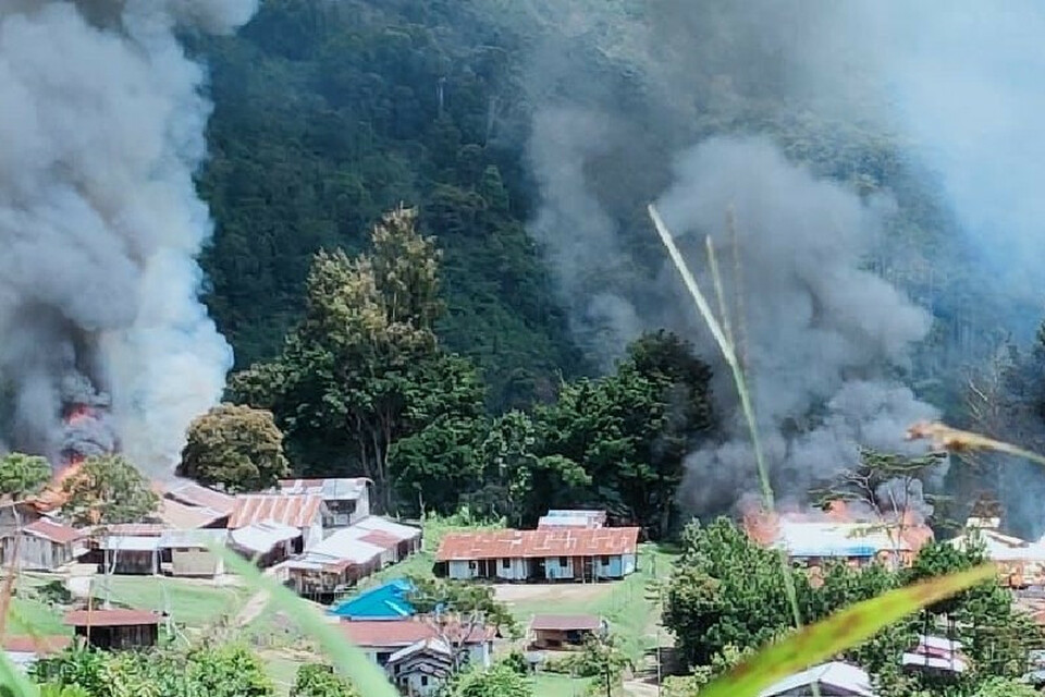 A blanket of thick smoke hangs over the town of Kiwirok in the mountainous district of Pegunungan Bintang, Papua, following an attack by a group of gunmen, Sept. 13, 2021. (Antara Photo)