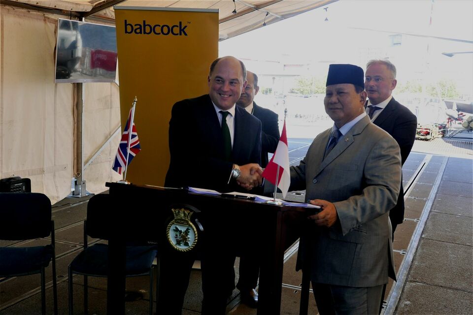 Defense Minister Prabowo Subianto shakes hands with British Defense Secretary Ben Wallace in London, Sept. 16, 2021. Both officials witnessed the signing of an agreement between UK-based defense company Babcock and state-run shipbuilder PAL Indonesia on frigate production under license from the former. (Photo courtesy of the British Embassy)