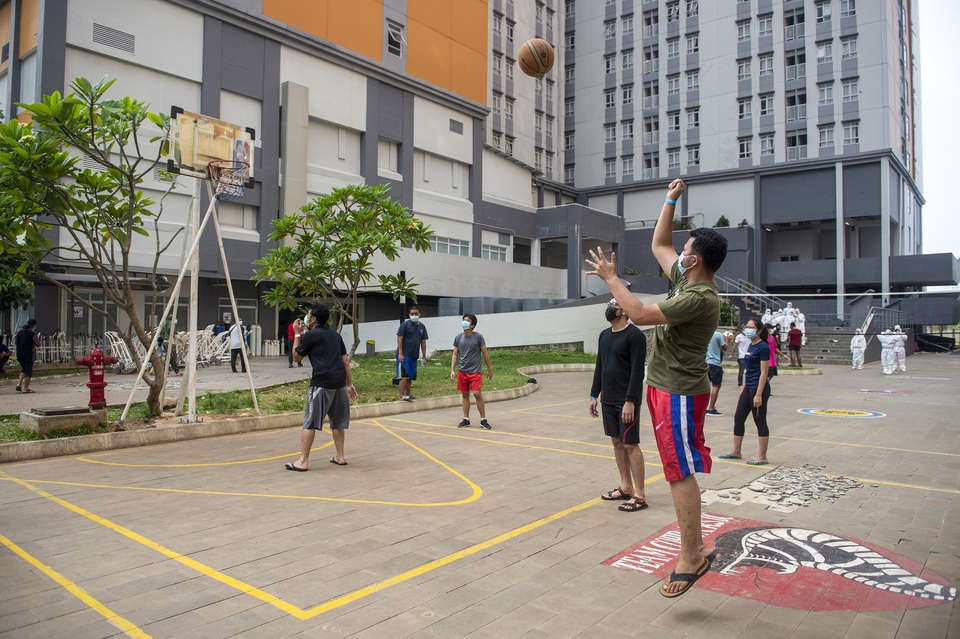 Covid-19 patients play basketball at makeshift hospital inside the athletes' village compound in Jakarta, August 17, 2021. (Antara Photo/M Risyal Hidayat)