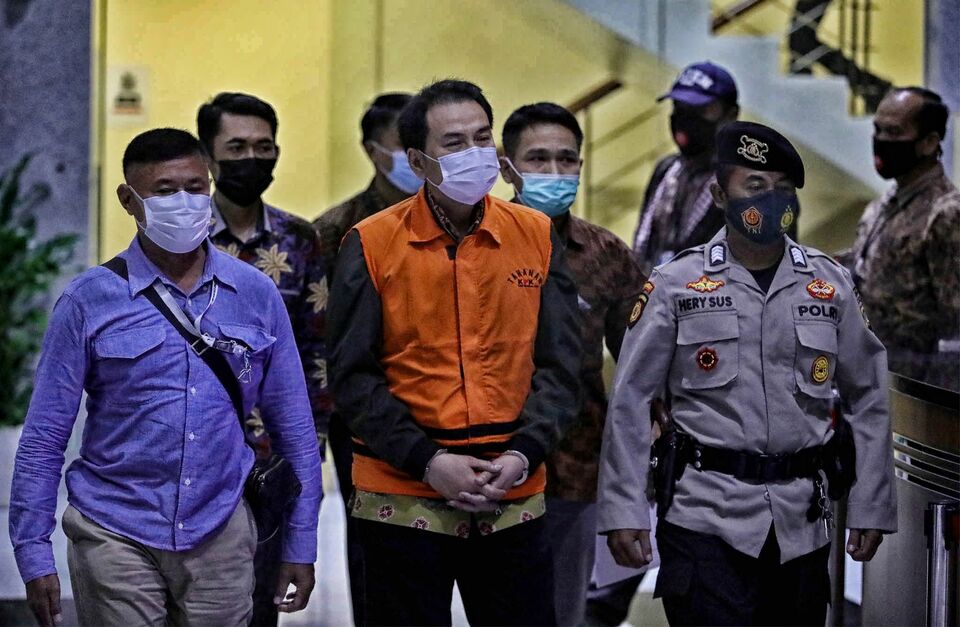 House of Representatives Deputy Speaker Azis Syamsuddin, center, is escorted inside Corruption Eradication Commission (KPK) building in Jakarta on September 25, 2021. (Joanito De Saojoao)