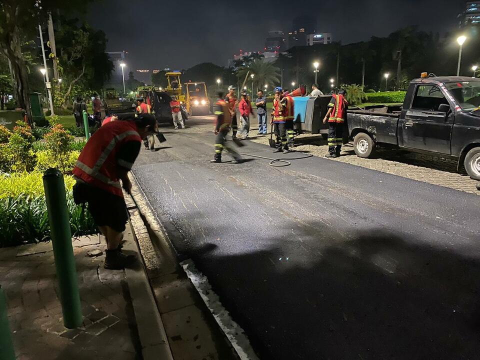 Asphalt pavement is installed around the National Monument Park in Central Jakarta on February 22, 2020 to build a street circuit for Formula E race. (Lenny Tristia Tambun)