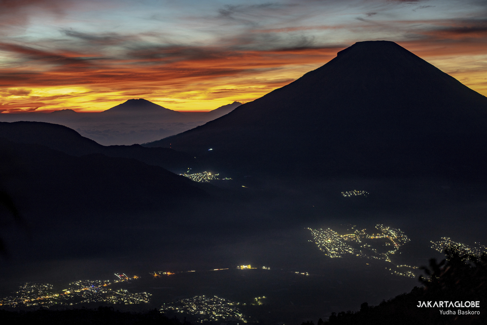 A golden sunrise is seen at the peak of Sikunir Hill at Dieng Plateu in Central Java on October 2, 2021. (JG Photo/Yudha Baskoro)