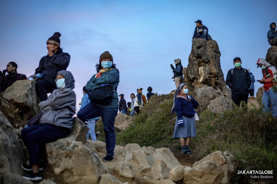 Tourists enjoying the scenery at the peak of Sikunir Hill at Dieng Plateu in Central Java on October 2, 2021. (JG Photo/Yudha Baskoro)